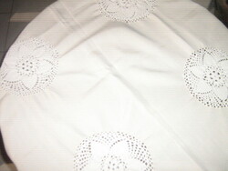 Gyönyörű horgolt virágmintás vaj színű terítő