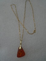 Orosz, de ez még a szovjet korszakból megmaradt  borostyán medál Dublé aranyozott lánccal