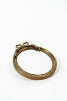 Antik öntött sárgaréz kézitükör – barokkos díszítéssel, finom patinával