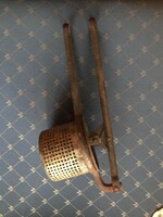 Régi,retró krumplinyomó. Mérete: 30x8x10 cm Flusi házba,tájházba dísznek.