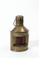 Antik sárgaréz hajólámpa „STARBOARD” jelzéssel – eredeti vörös jelzőüveggel