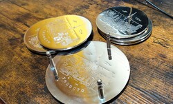 Ezüstözött poháralátét készlet hozzá illő tartóval