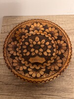 Vintage kézzel faragott fa dísztányér – Kékestető (1960–70-es évek)