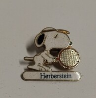 JELZETT TŰZZOMÁNC TENISZEZŐ SNOOPY BROSS KITŰZŐBIZTONSÁGOS KAPCSOLÓVAL KIS LÁNCCAL