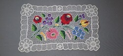 Riselt  kalocsai áttört  terítő ,  méret 42 x 25 cm.
