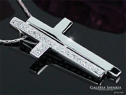 JELZETT 18 KARÁTOS ARANNYAL GALVANIZÁLT.Elcsúsztatott swarovski kristállyal berakott kereszt medál.