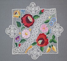 Riselt  kalocsai áttört  terítő ,  méret 30 x 30  cm.