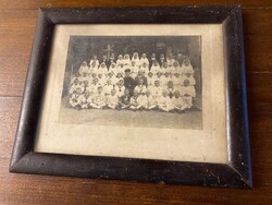 Nagyon régi fotó/ elsőáldozási fotó,fekete,festett faléc keretben.Mérete: 27x22 cm Jó állapotban.