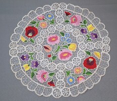 Riselt  kalocsai áttört kőr  terítő ,  átmérő 39 cm.