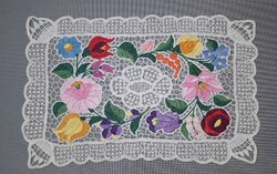 Riselt  kalocsai áttört  terítő ,  méret 32 x 20  cm.