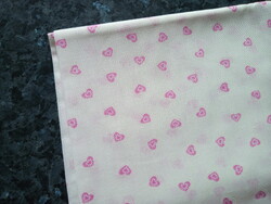 Fehér alapon mályva színű szívecskés anyag méteráru új