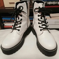 36-os bélelt fehér  bakancs eladó!