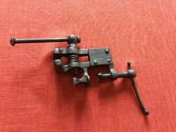 Műszerész satu, asztalra rögzíthető,  hagyatékból