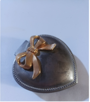 Szív alakú fém ékszerdoboz / díszdoboz – aranyszínű masnival