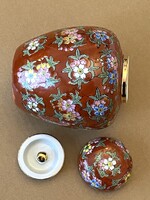 FEDELES, BORDÓ ALAPON VIRÁG MINTÁS, KÍNAI PORCELÁN TEAFŰ TARTÓ EDÉNY 12 CM