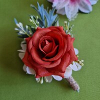 Esküvői bokréta, kitűző BOK43 - Téglapiros rózsával