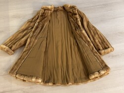 Női, középhosszú, világos, nyers szinű, LISKA nercbunda. Bp. XI.