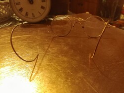 Cvikker szemüveg saját tokjában