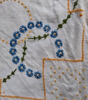 Antik vintage kézi hímzésű asztalterítő  kb.150 x 150 cm