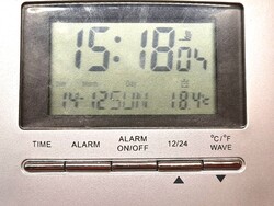 MűködőQvarc asztali óra nagy számokkal több funkcióval