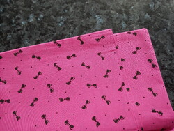 Mályva alapon apró fekete masnis anyag méteráru új