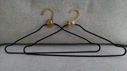 2 db rendkívül erős hajlított fém vállfa szövet borítással