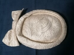 Hímzett gyöngyházszínű selyem nő kalap