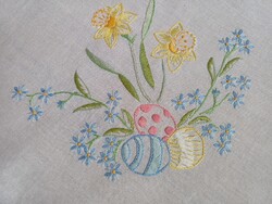 Húsvéti kézzel hímzett asztalterítő