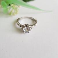 Virágos, strasszköves gyűrű – USA 9 / EU 59-60 / Ø19mm