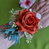 ESKÜVŐ CSD47 - Téglapiros rózsás csuklódísz gyöngyös karkötőn