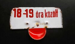 Régi postai zománctábla (postaláda ürítési tájékoztató)