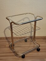 Retro zsúrkocsi üveg polcokkal – vintage design