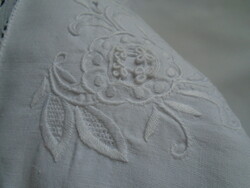 Párna huzat kézi hímzéssel.    41 x 42 cm.