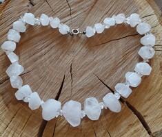 Nagyméretű rózsakvarc nyaklánc hegyikristály köztesekkel, ezüst kapoccsal