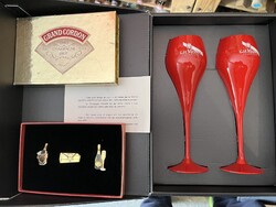 G.H. MUMM champagne sommelier kitűzők és vörös, üvegből készült pezsgőspoharak