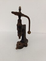 Antik szerszám lyukasztó eszköz öntöttvas kézi gép készülék 637 6102