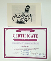 Jacqueline Bisset színésznő aláírása hitelesítéssel fotón