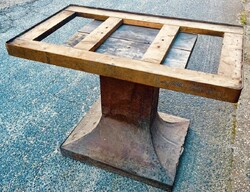 Art deco Bécsi kávéházi fa asztal réz veret felülettel, fekete üveglap hiányzik