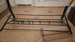 Kovácsoltvas előszobai fogas ( rámoló) + kovácsoltvas újságtartó egyben eladó