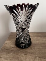 Átvágásos rubin (überfang) kézzel csiszolt cseh kristály váza – gazdagon díszített, 20,5 cm