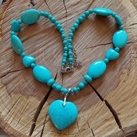 Dekoratív türkizkék howlit nyaklánc szív medállal