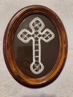 Nagyon szép zárdamunka vertcsipke kereszt ovális keretben.