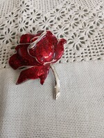 Vintage stílusú piros rózsa kitűző - bross 3 D hatással, ezüstözött bevonattal!