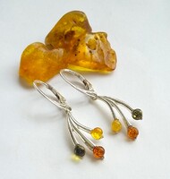 Ezüst fülbevaló balti borostyánnal.