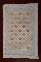 Hímzett azsúrozott kisterítő lóherés mintával