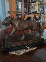 Bronz puma szobor márvány talapzaton