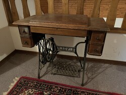 Singer varrógép nyitható asztallal
