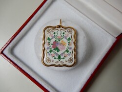 Szecessziós stílusú virág mintás porcelán medál aranyozott díszítéssel