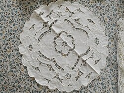 Fehér antik hímzett vitrin alátét, kis terítő, hibátlan