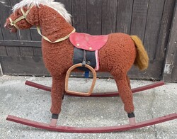 Hintaló 80as évek fém lábbal korának megfelelő állapotban